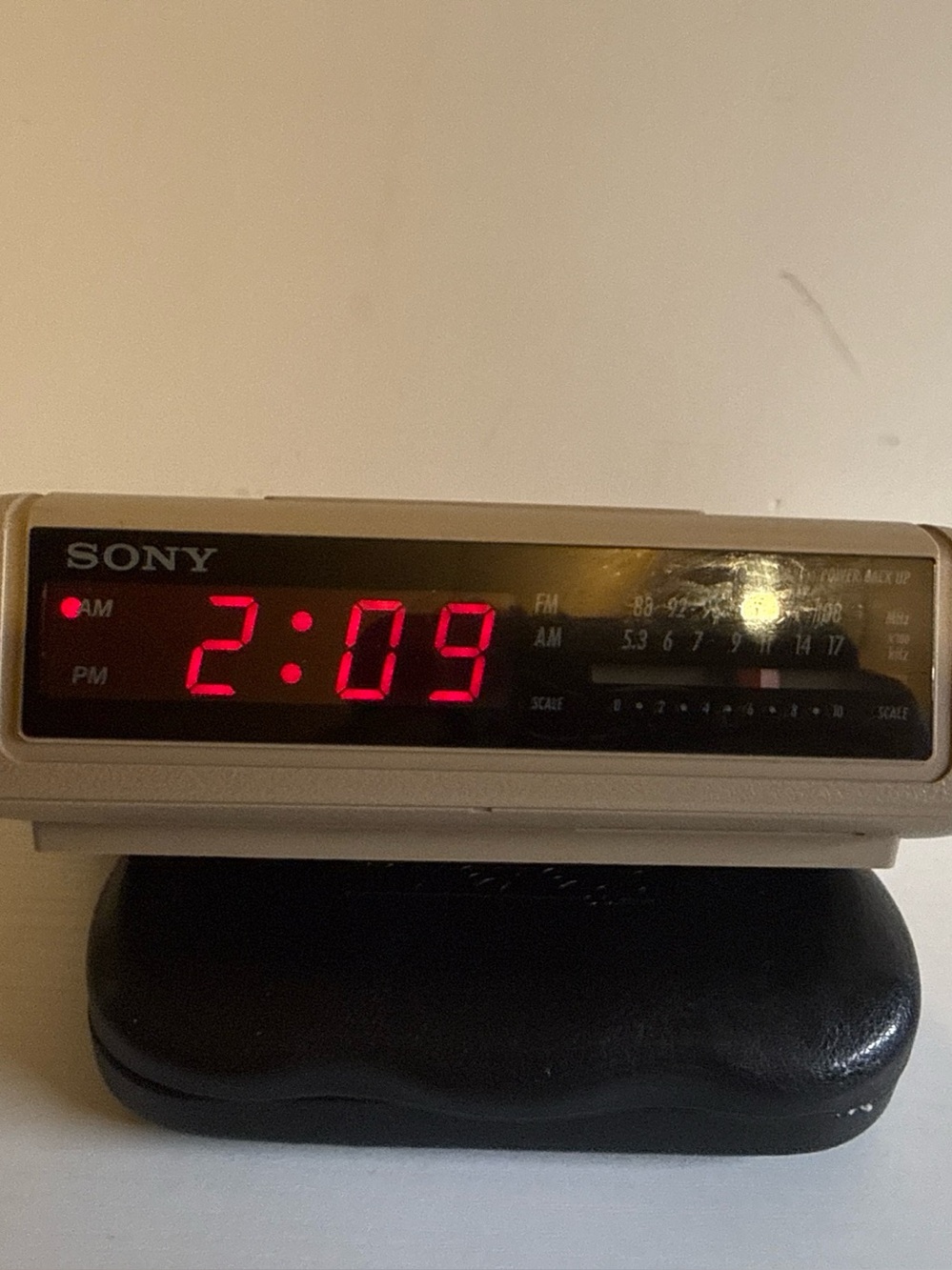 Vintage Sony Dream Machine AM/FM Clock Radio Alarm ICF-C240 in Beige